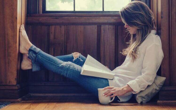 mulher-fazendo-leitura-diaria Benefícios da leitura diária