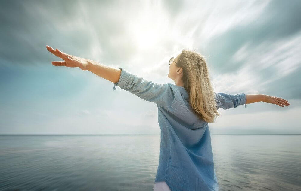 Mulher diante do mar