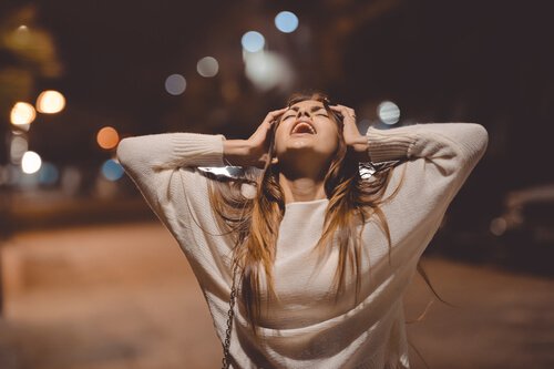 Mulher tendo ataque de raiva