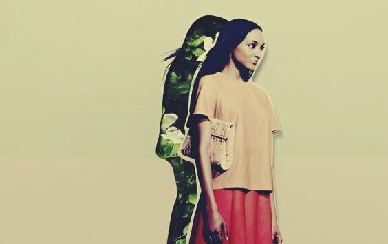 Mulher com sombra de plantas