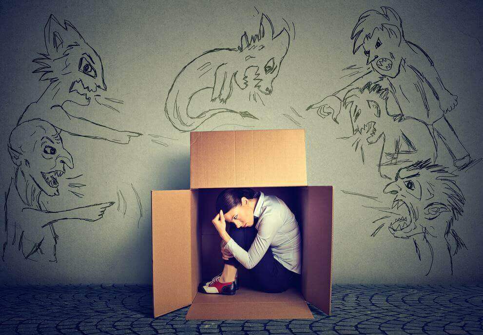 Mulher sentada dentro de caixa