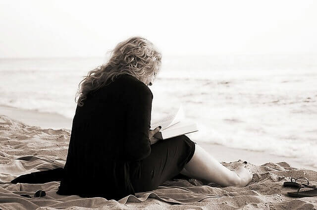 Mulher lendo na praia