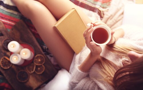 Mulher tomando infusão de camomila