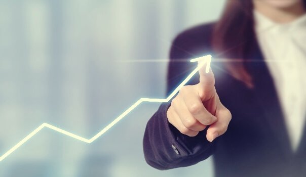 mulher-traçando-gráfico A sua carreira profissional está alinhada aos seus propósitos?