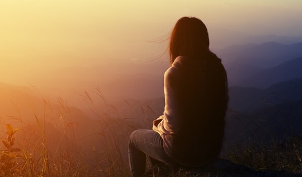 Mulher observando paisagem