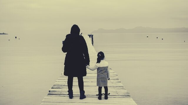 Mãe e filha de mãos dadas