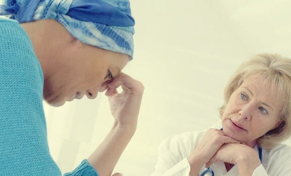 Paciente com câncer conversando com médica