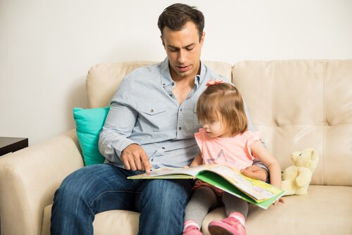 Pai lendo para filha pequena