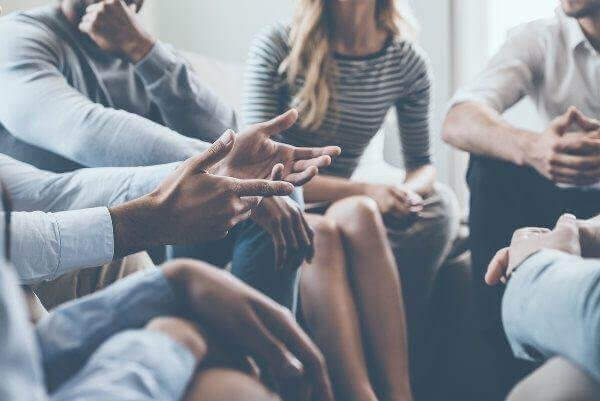 Grupo de amigos conversando