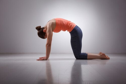 Postura de ioga para aliviar a dor nas costas