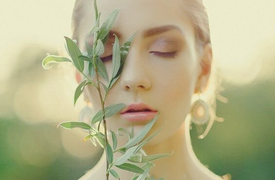 Mulher com ramo de sálvia