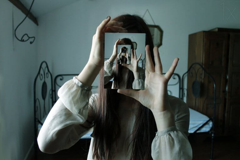Imagem de mulher em vários espelhos