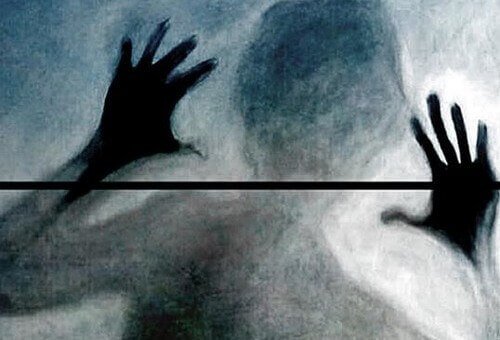 Pessoa diante de vidro