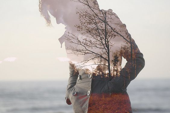 Silhueta de mulher com paisagem ao fundo