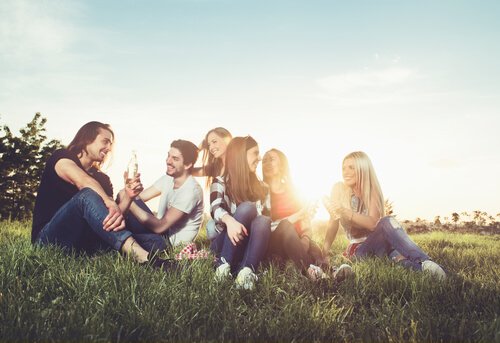 Amigos sentados na grama