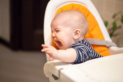 Bebê chorando sem querer comer