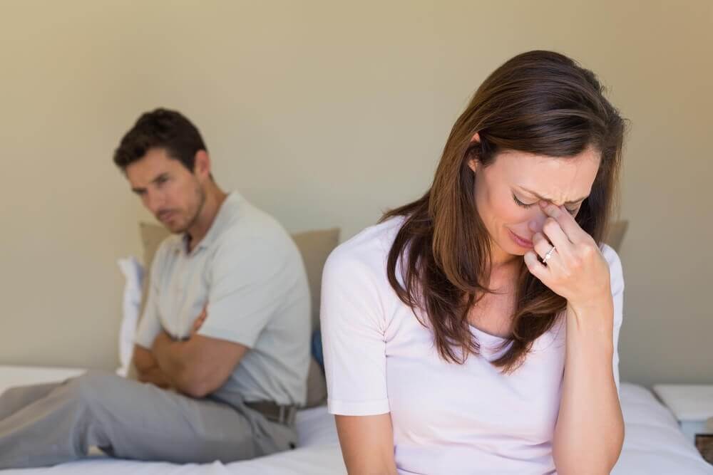 Mulher e homem tendo problemas na relação