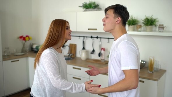 Casal tendo discussão amigável