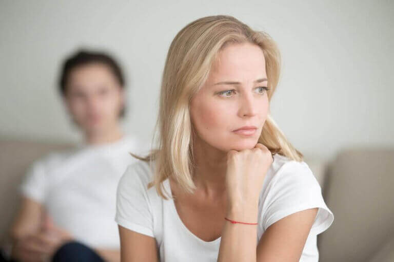 casal-irritado-infidelidade-emocional Infidelidade emocional