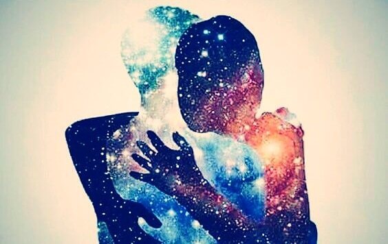 Casal abraçado com estrelas