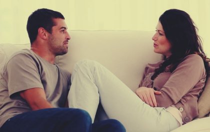 casal-sentado-conversando melhorar a comunicação do casal