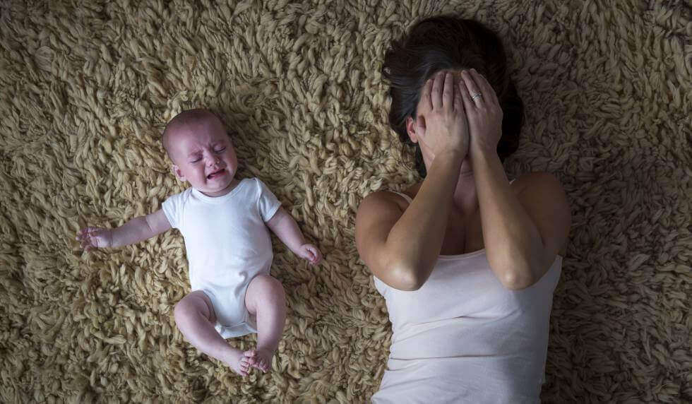 Mãe desesperada com bebê chorando