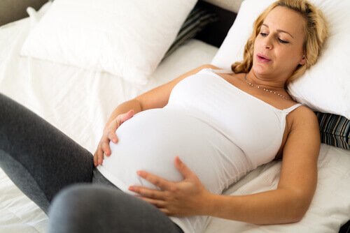 Mulher grávida sentindo contrações