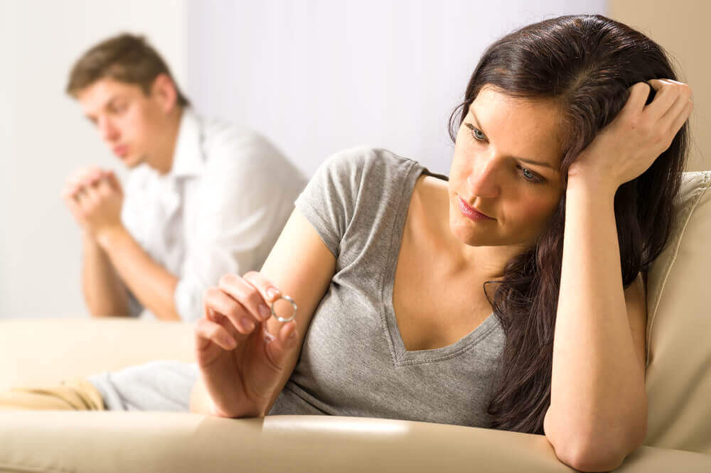 Casal pensando sobre seus problemas