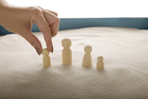 figuras-humanas-madeira-areia A técnica da caixa de areia