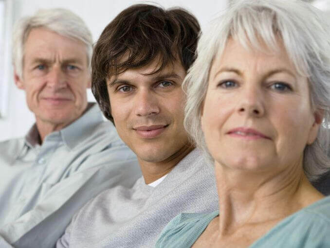 Pais sentados com seu filho