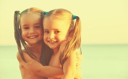 Irmãs gêmeas idênticas