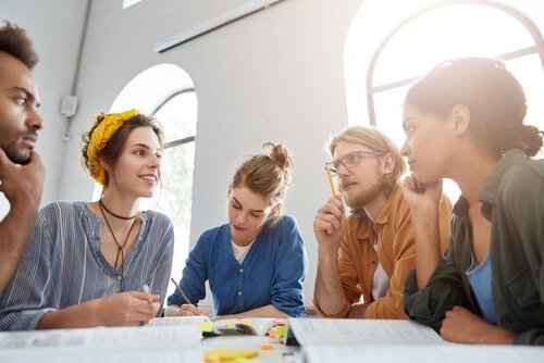 Grupo de alunos discutindo entre si