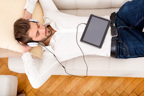 Homem relaxando e ouvindo música
