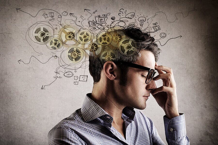 Homem pensando em solução para problema