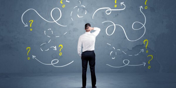 Homem preocupado com imprevistos que podem acontecer