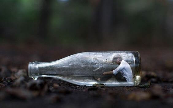 Homem dentro de garrafa de vidro
