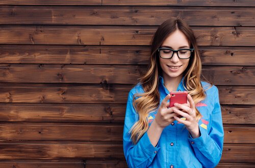 Jovem usando redes sociais