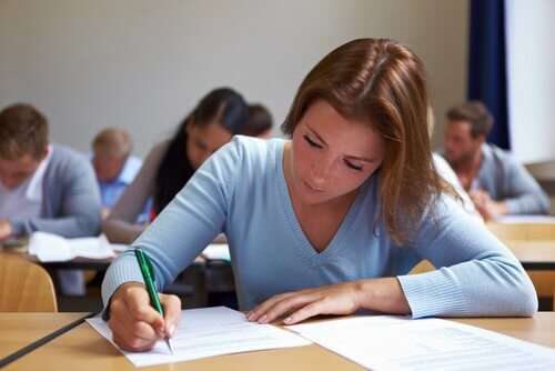 jovens-fazendo-prova Preparação psicológica para encarar uma prova