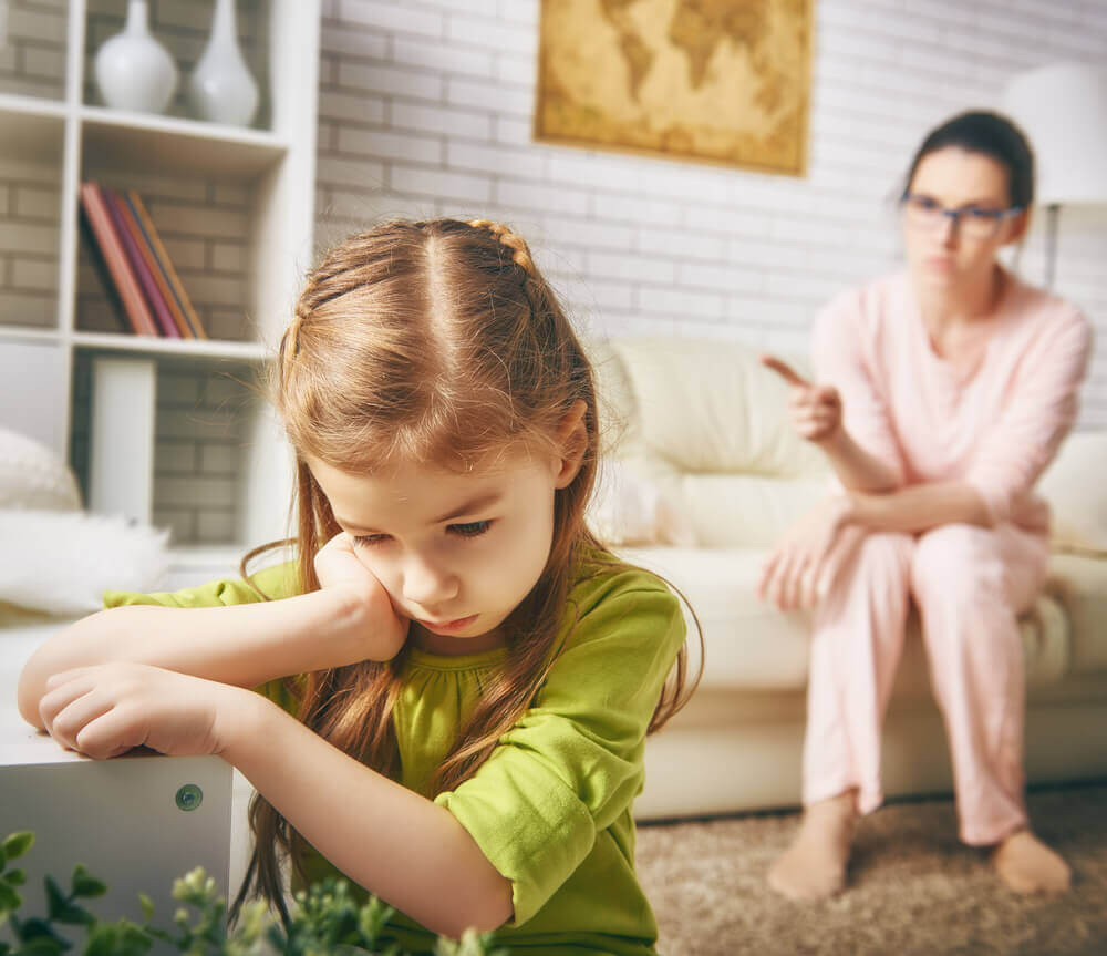 Mãe dando bronca em filha