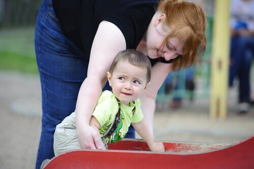 Mãe com o filho no parque