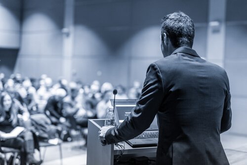 Político fazendo discurso