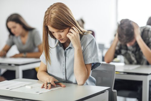 Mulher fazendo prova