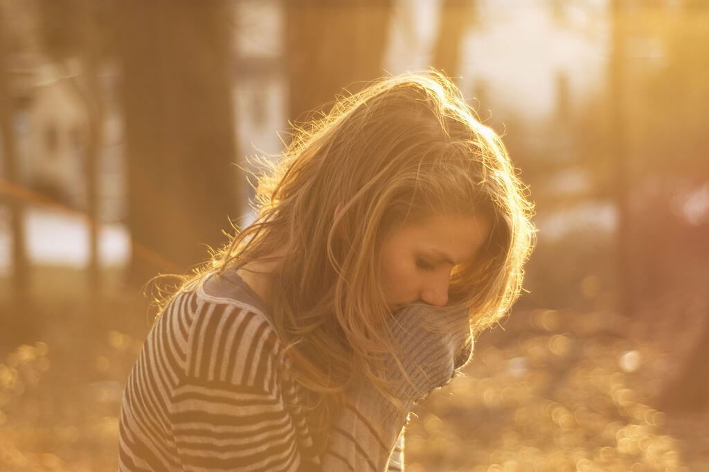 Mulher sentindo insegurança