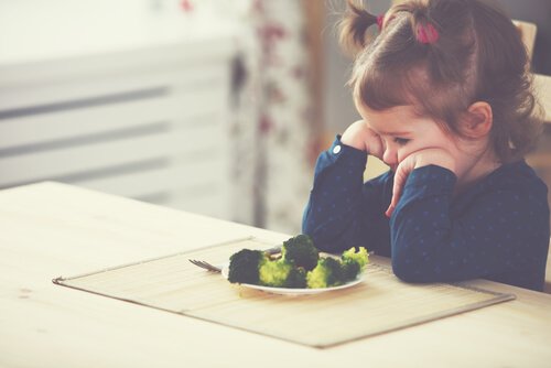 Criança se recusando a comer brócolis