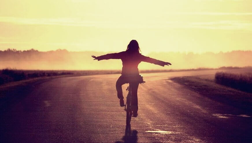 Mulher andando de bicicleta