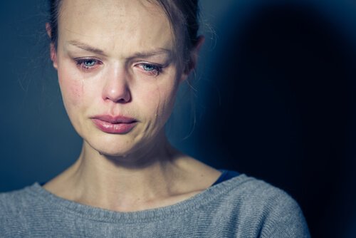 mulher-chorando-com-transtorno-de-personalidade-limítrofe Conviver com o transtorno de personalidade limítrofe