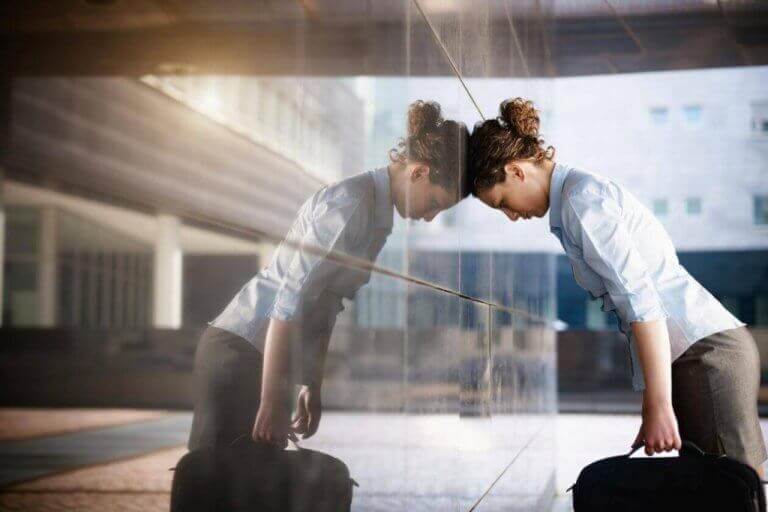 Mulher cansada do trabalho