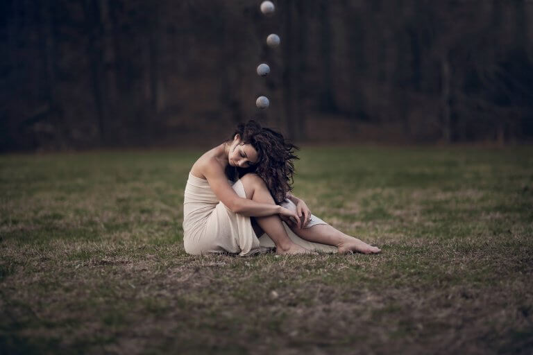 Mulher sentada na grama