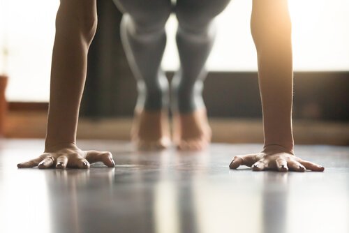Mulher fazendo exercícios