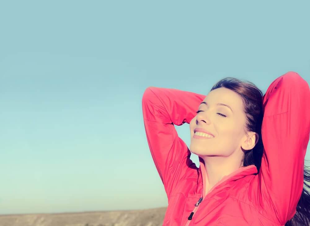 Mulher feliz com suas conquistas